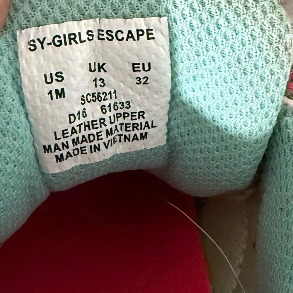 Saucony Sneakers Kids “Escape”. Great condition. Little girls size 1. Lace tie - Picture 9 of 9
